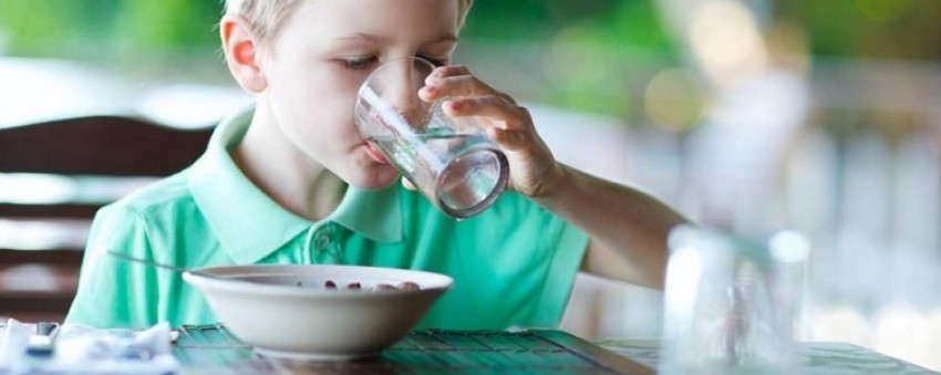 چرا نوشیدن آب همراه غذا درست نیست؟