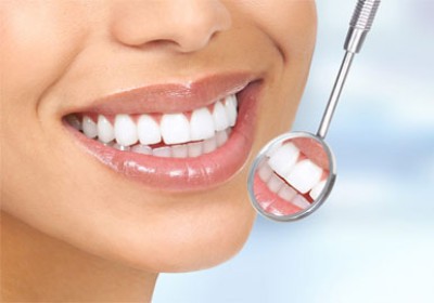 چه عواملی به مینای دندان آسیب میزنند؟