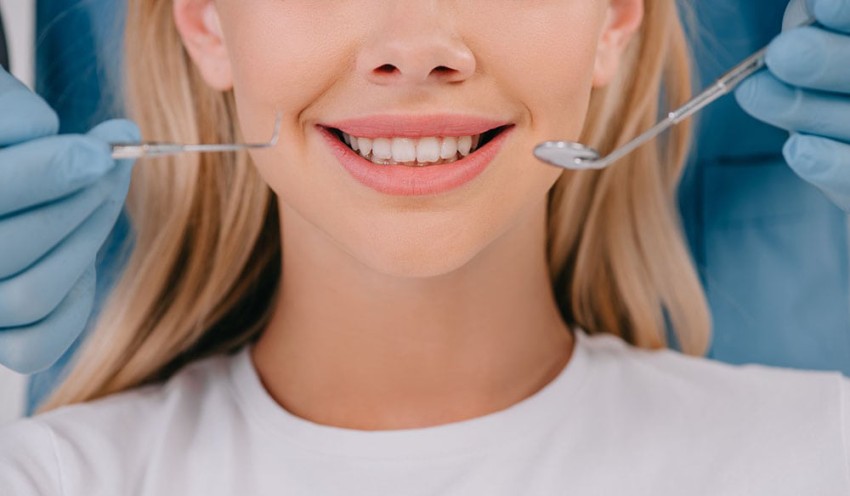 چه عواملی به مینای دندان آسیب میزنند؟