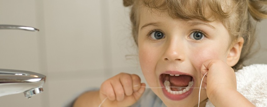 نخ دندان چیست؟ فوائد و مضرات + روش استفاده از آن