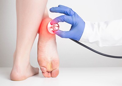 مهم‌ترین علل درد پاشنه پا و روش‌های درمانی آن
